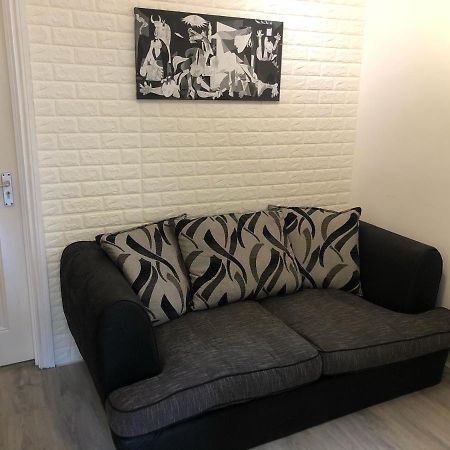 Double Room With Private Bathroom In A 2-Bedrooms House Londra Dış mekan fotoğraf