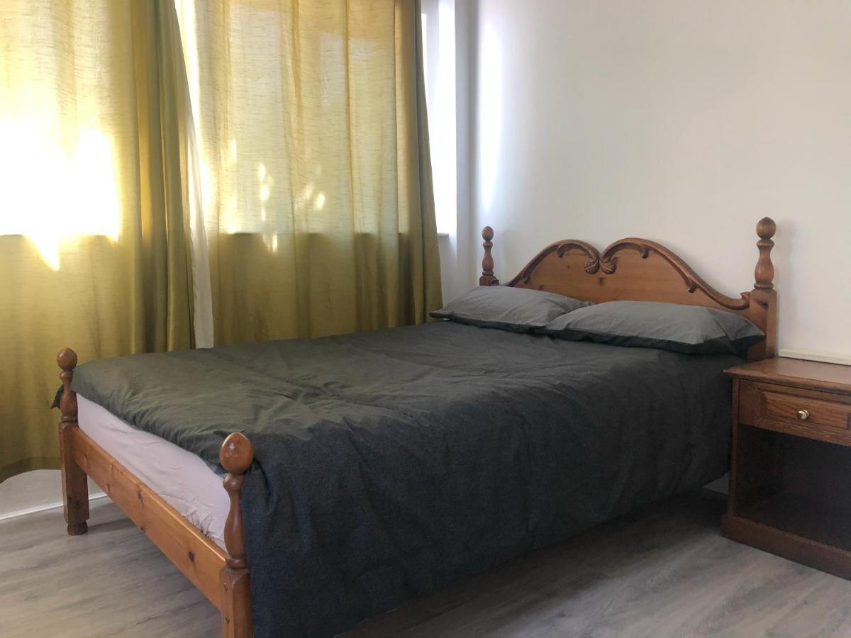 Double Room With Private Bathroom In A 2-Bedrooms House Londra Dış mekan fotoğraf